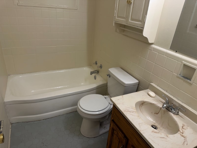 Building Photo - 3049 Lakewood Dr