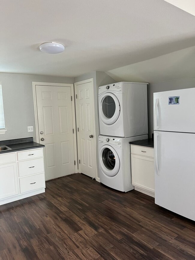 Building Photo - 2 bedroom, 1 bathroom home located in the ...
