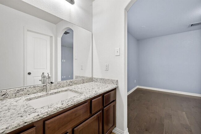 Building Photo - 2012 Santa barbara Ct