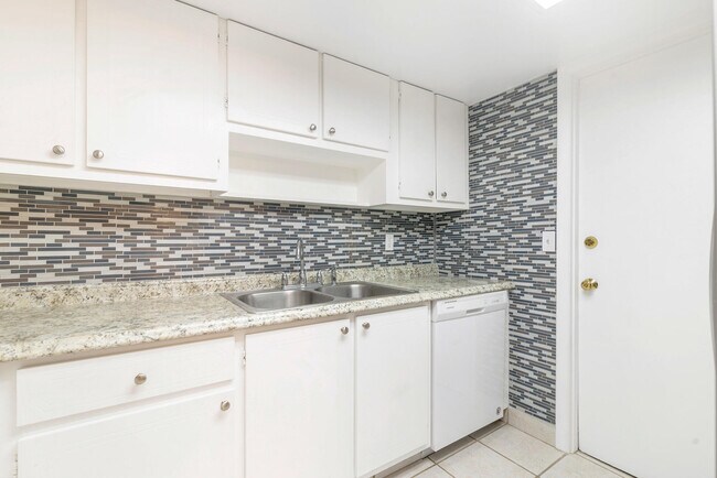 Building Photo - 630 Ocean Dr