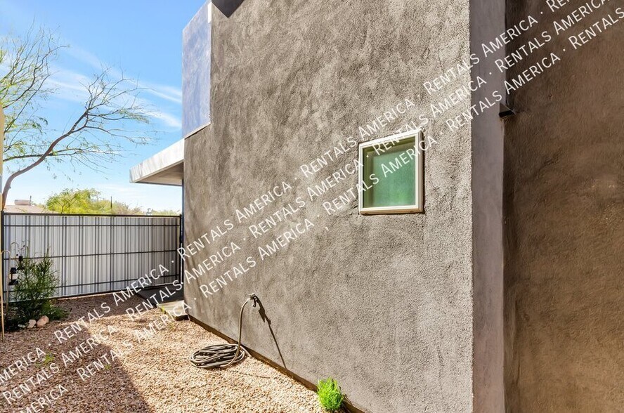 Building Photo - 872 E Park Modern Dr