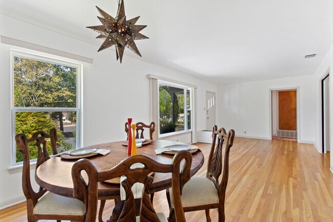 Building Photo - CONTEMPORARY HOME IN ALAMO HEIGHTS