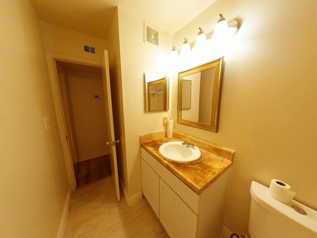 Building Photo - 1 Bedroom, 1 Bathroom Condo Rental in Hamp...
