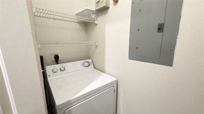 Building Photo - 8000 Nob Hl Rd