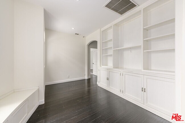 Building Photo - 2627 Castle Heights Pl