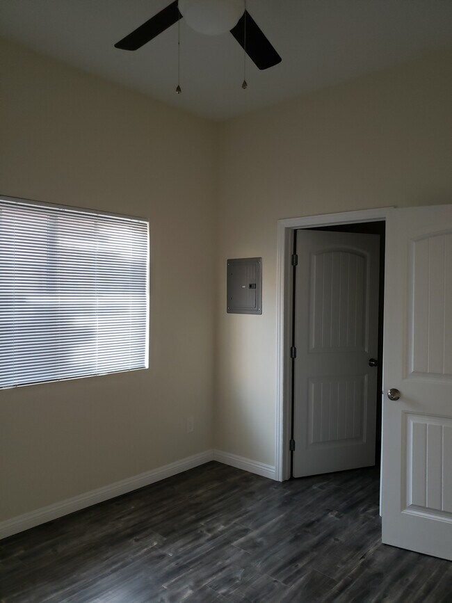 Building Photo - 417 S Jennifer Ln