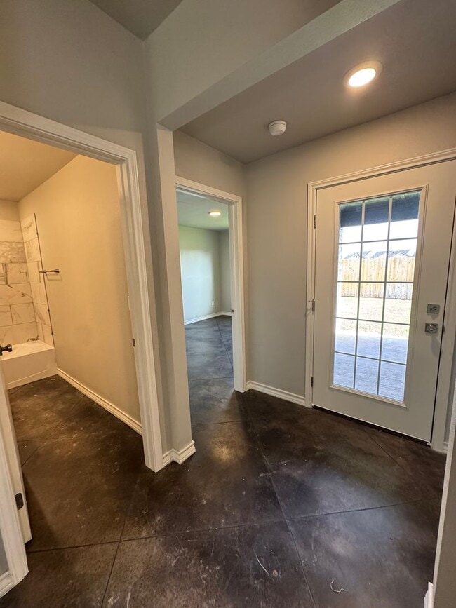 Building Photo - Located in the Glendale area! "Be there 1s...