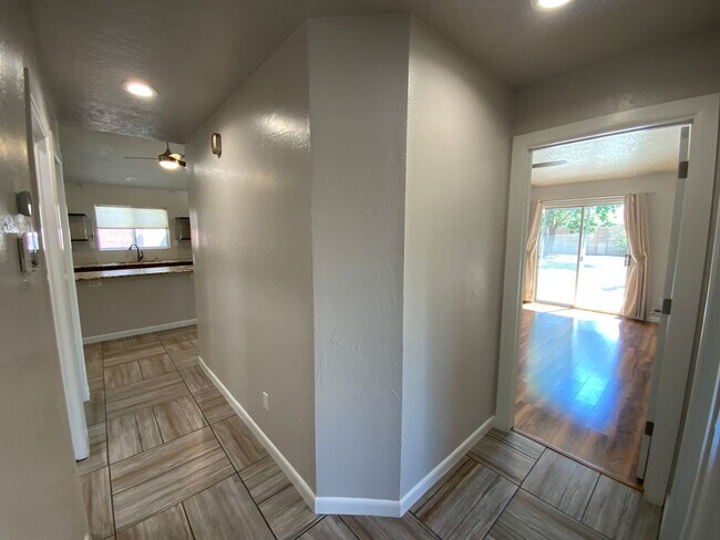 Building Photo - 3 Bedroom Single Story home Near Paseo Del...