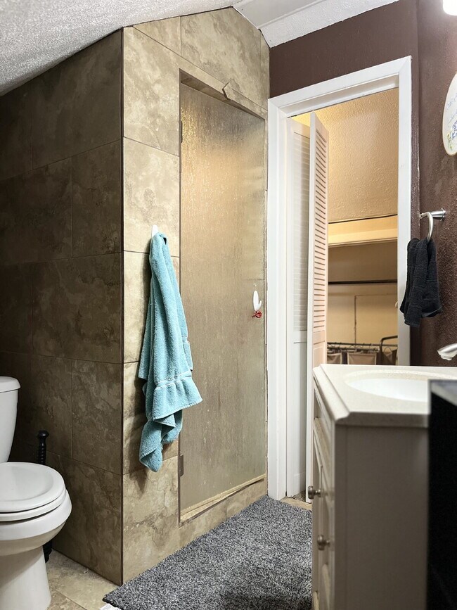 Building Photo - Spacious 4-Bedroom Home Available for Fall 2026 Pre-Lease