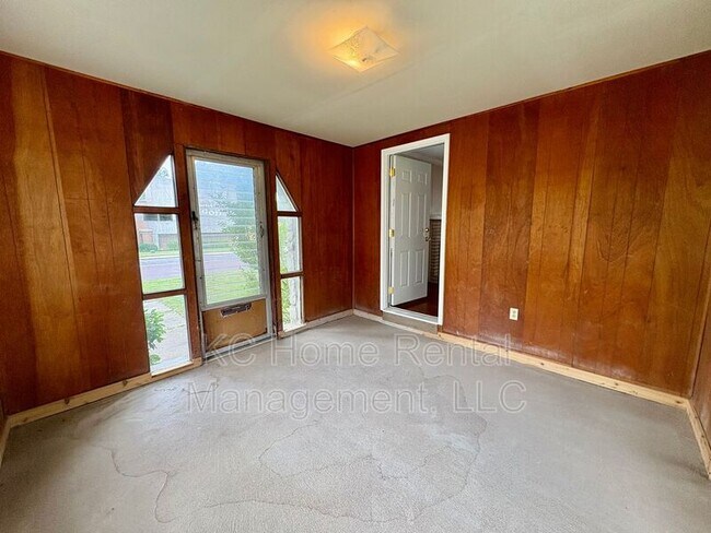 Building Photo - 7839 Robinson St