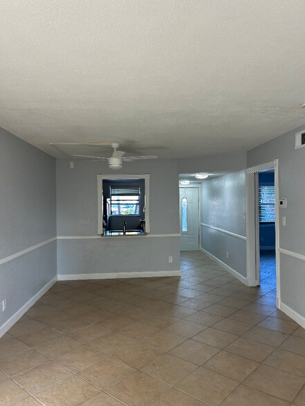 Building Photo - 645 Beachcomber Ln