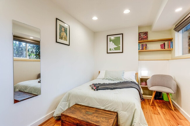 Building Photo - 10052 Interlake Ave N