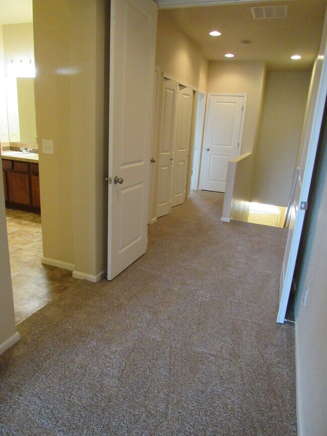 Building Photo - Immaculate Upscale Townhome in fantastic location in Arvada