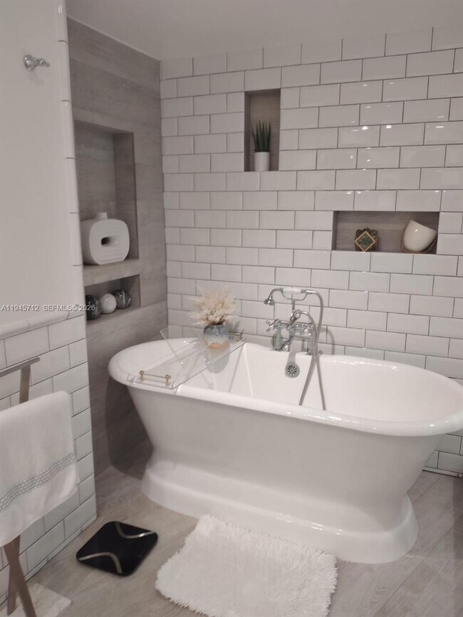 Building Photo - 1000 W Island Blvd