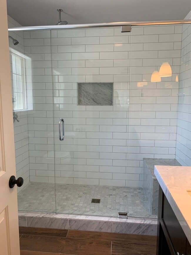 Building Photo - 4 Bedroom, 2 Bath near Pine Grove