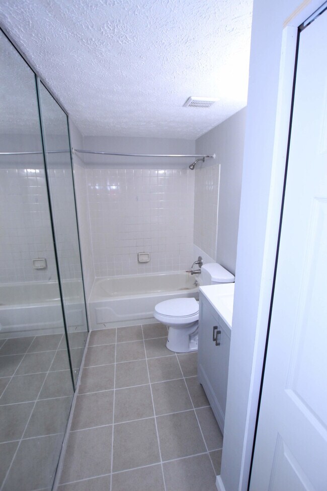 Building Photo - 52 Victoria Manor