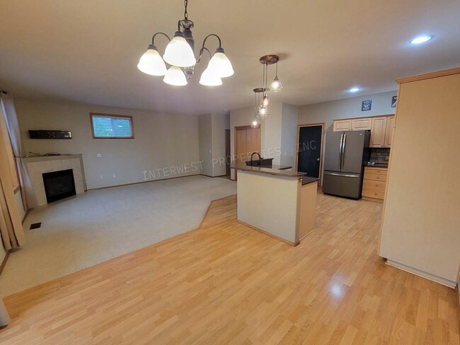 Building Photo - *1ST MONTH'S RENT FREE PROMO* Large 3 Bed 2.5Ba Vancouver Beauty W/ Gas Fireplace, Dog Run, Fence...