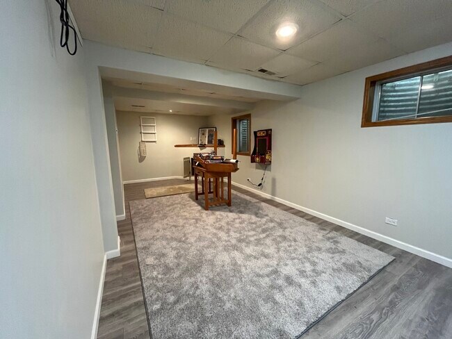 Building Photo - 556 Beaconsfield Ave