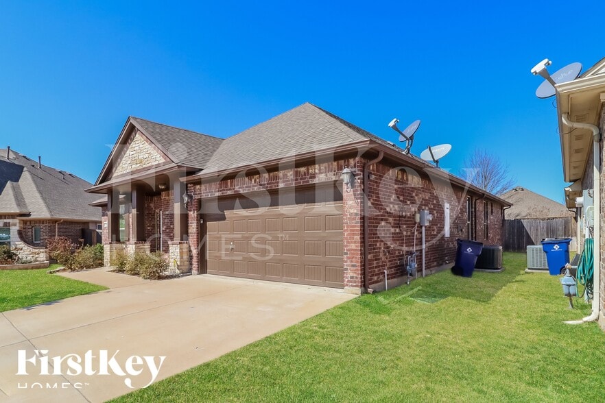 Building Photo - 1005 Destrehan Dr