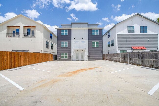 Building Photo - 3224 Forest Park Blvd