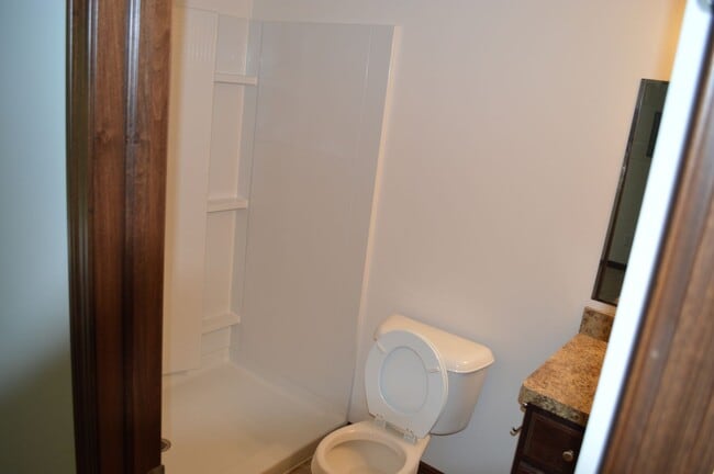 Building Photo - 585 Birch Hill Dr