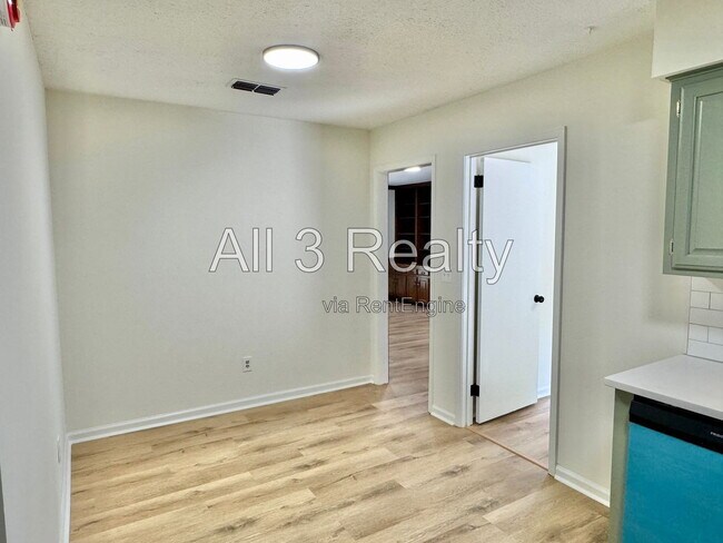 Building Photo - 2905 Willow Ln Dr