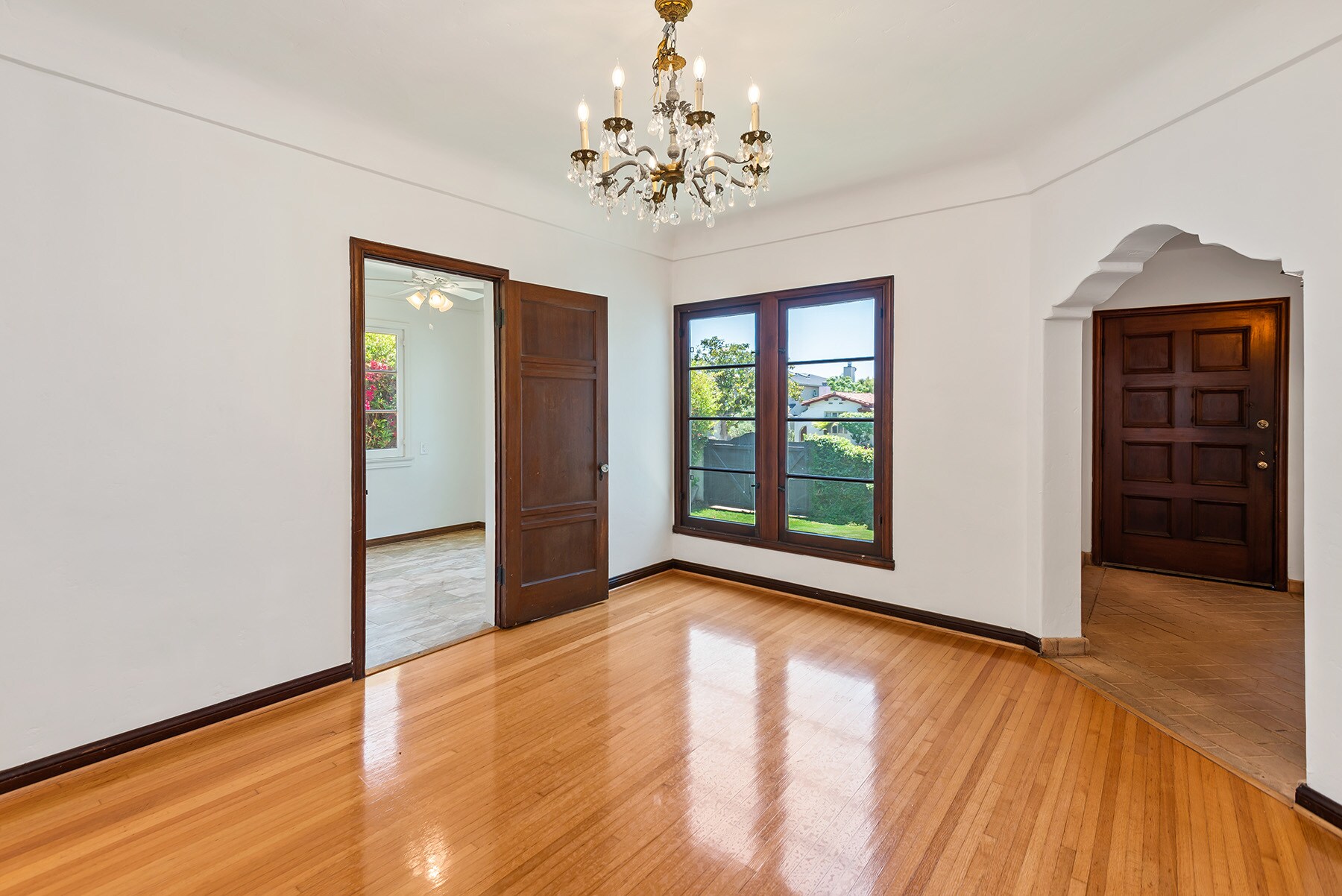 Building Photo - 10733 Wellworth Ave