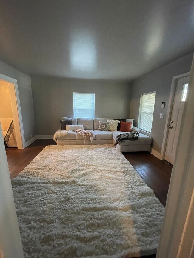 Building Photo - 1406 N Rosedale Ave