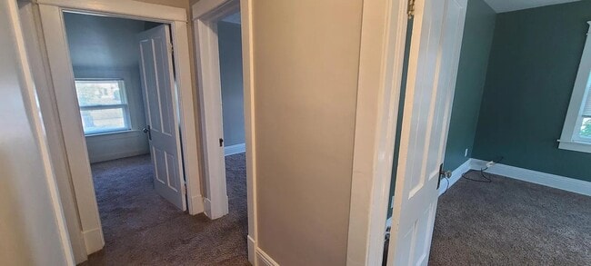 Building Photo - Charming 3 Bedroom