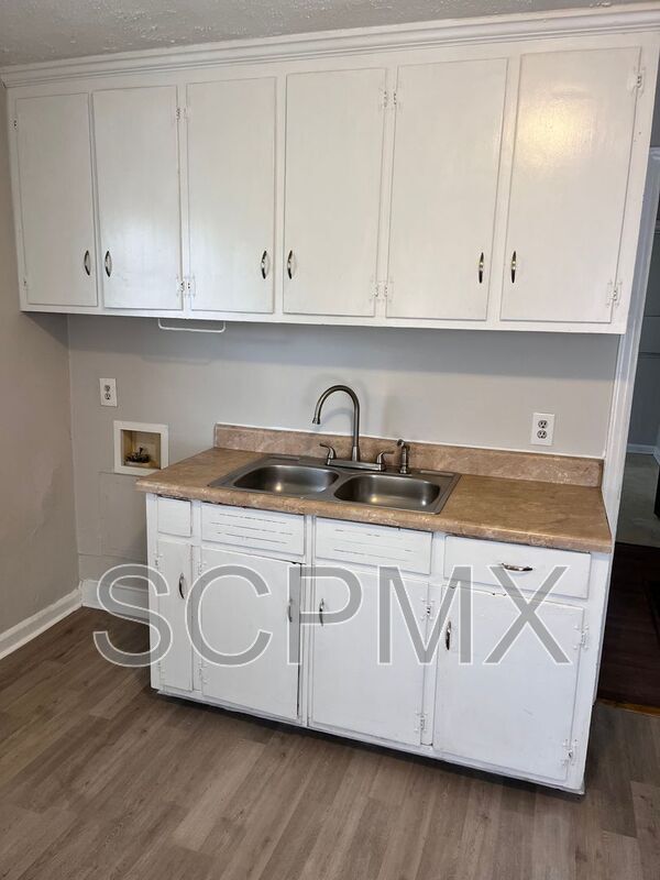 Building Photo - 2428 Crestview Dr