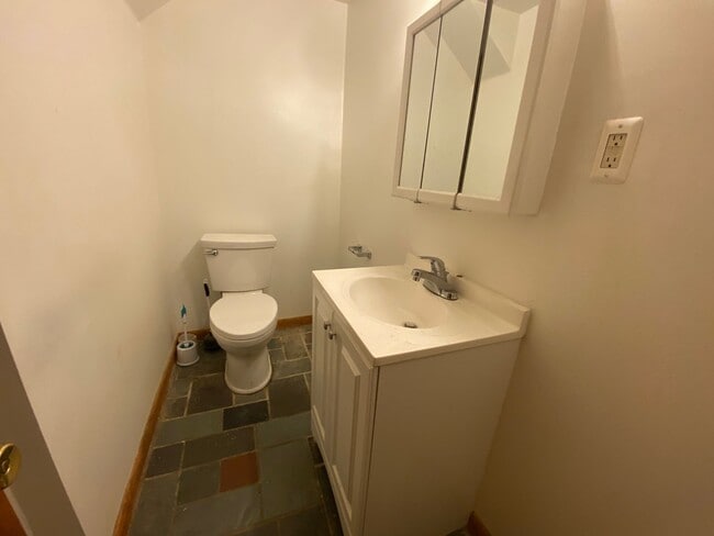 Building Photo - Large 4 Bedroom House, Franklin Regional S...