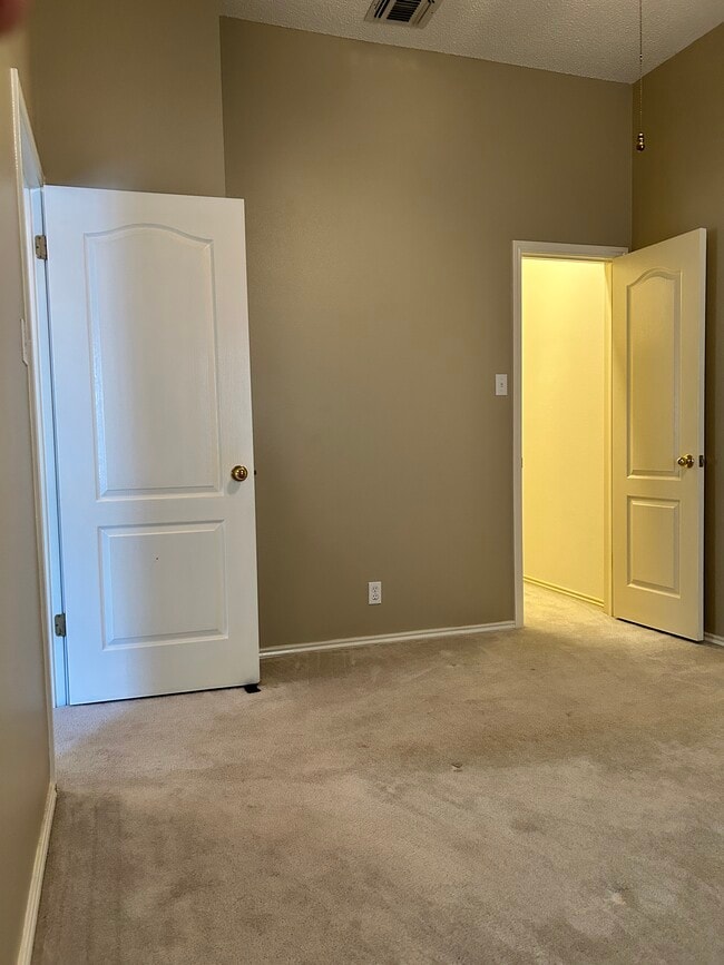 Building Photo - 5706 Quail Crown