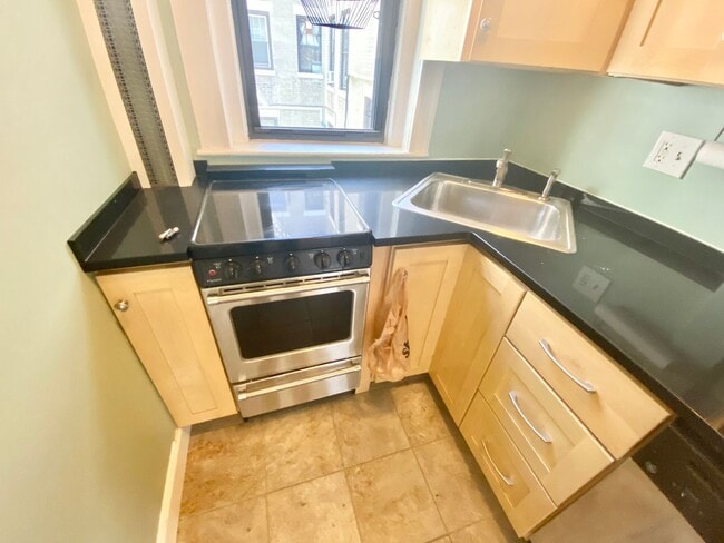 Building Photo - 2Br/1Bth Great location, Brookline line, Laundry in building! Parking available! Walk to Green Line