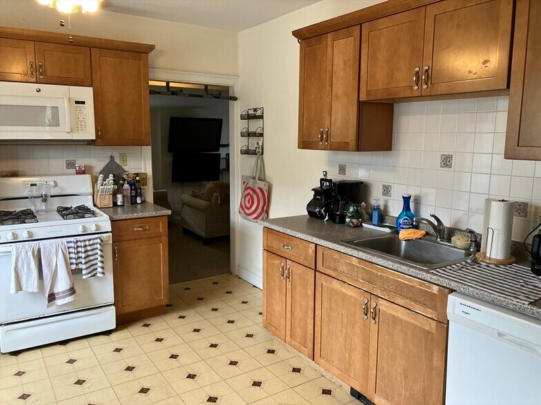 Building Photo - 33 Gorham St