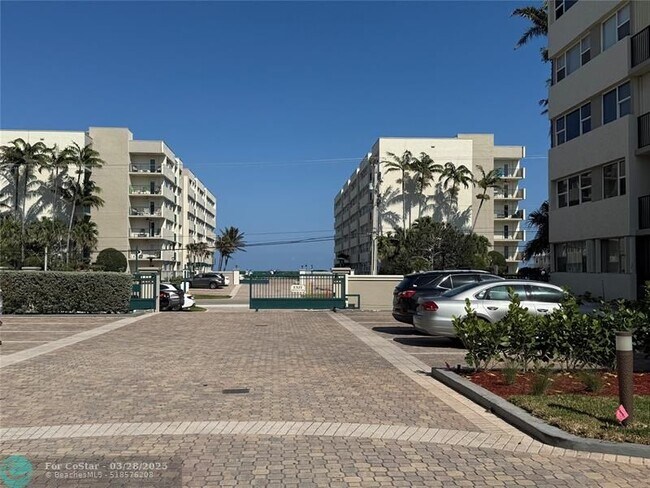 Building Photo - 1236 Hillsboro Mile