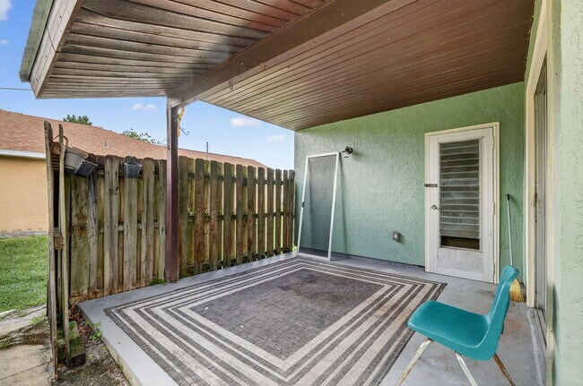 Building Photo - 2252 SE Aneci St