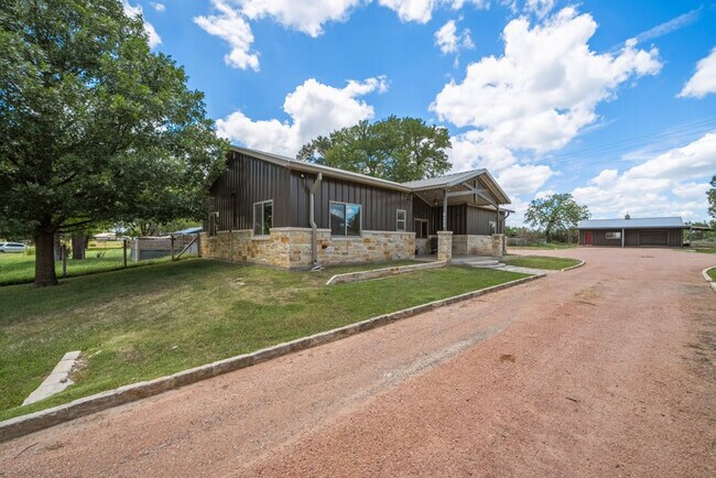 Building Photo - 1740 W Live Oak St