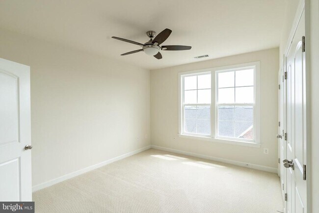 Building Photo - 3160 John Glenn St