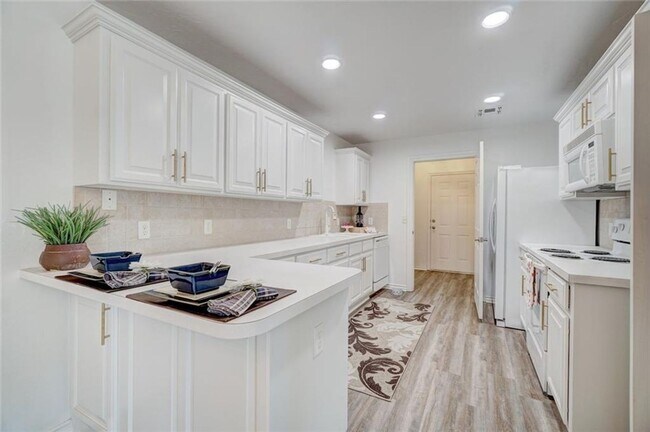 Building Photo - Absolutely Adorable, 2 bed, 2 bath, 2 car ...