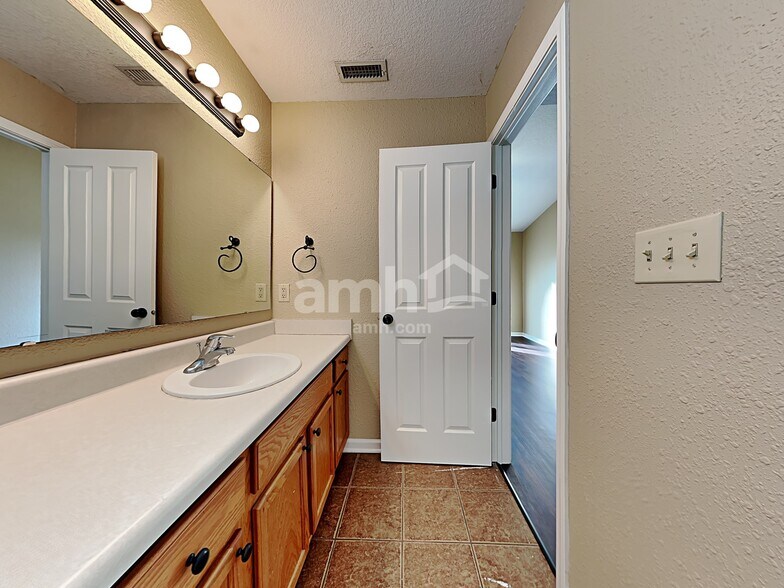 Building Photo - 220 Longview Bend