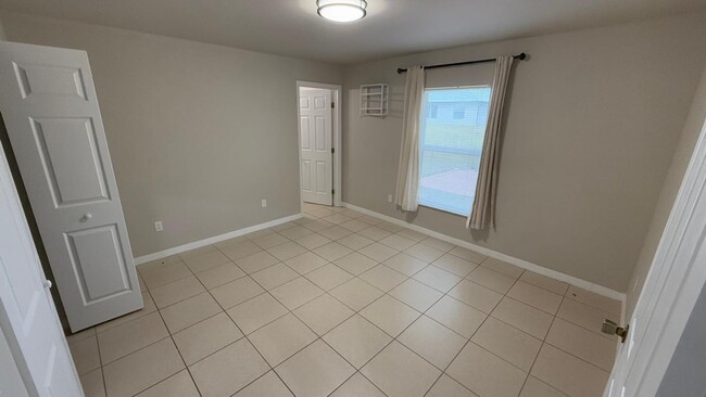 Building Photo - 1619-1621 SW 33rd St- Duplex