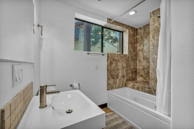 Building Photo - 638 N Martin Dr