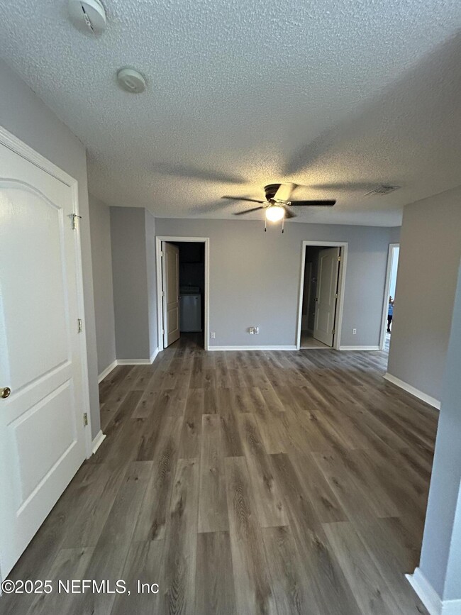 Building Photo - 10258 Meadow Point Dr