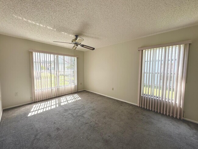 Building Photo - "Charming 2-Bed, 2-Bath Oasis in New Port ...