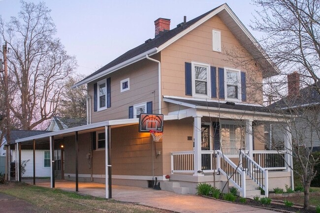 Primary Photo - 909 Clarke St