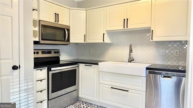 Building Photo - 1104 Pine Heights Dr NE