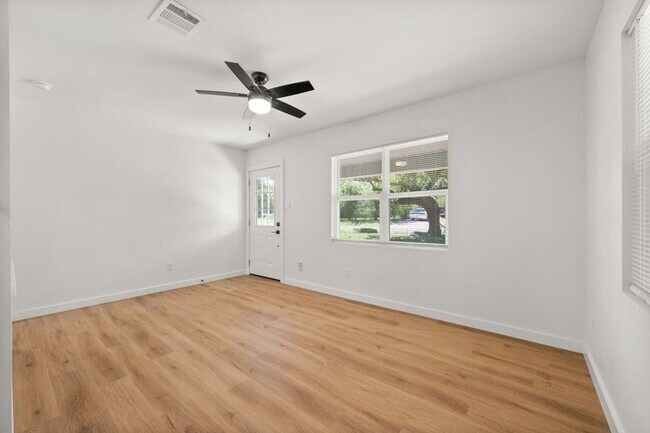 Building Photo - Chaparral Cottage N/M