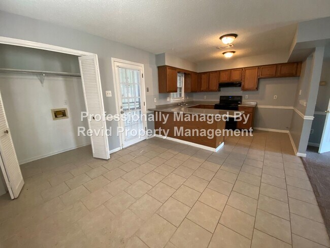 Building Photo - 2 Bedroom Townhome