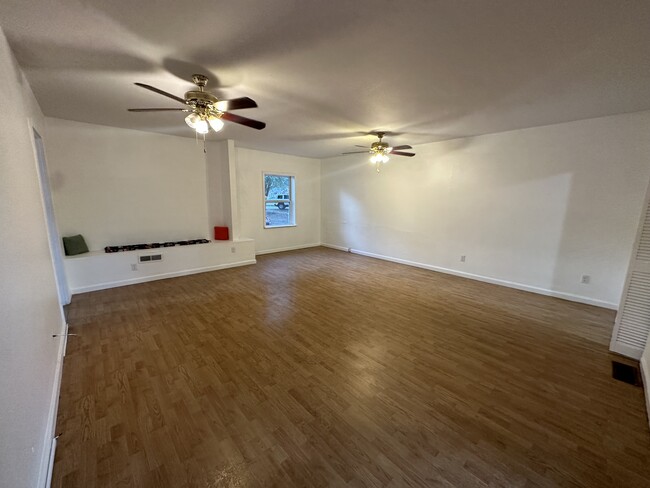 Building Photo - 735 E Henderson Dr