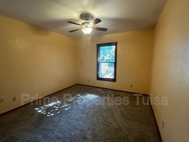 Building Photo - 9322 S Oxford Pl